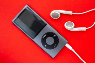 Calgary, Alberta, Kanada. 13 Şubat 2021 iPod Mini daha küçük dijital ses oynatıcı Apple tarafından tasarlandı ve pazarlandı..