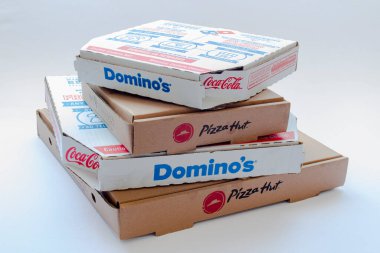 Calgary, Alberta, Kanada. 15 Şubat 2021. Pizza Hut ve Domino 's Pizza kutuları arka planda üst üste..