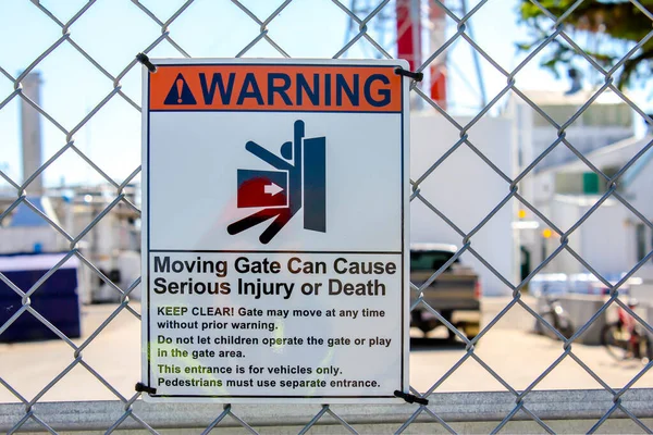 Uyarı işareti, hareket eden kapı ciddi yaralanmalara ya da ölüm mesajına neden olabilir. Elektrikli kapı işareti.