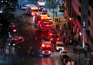 Calgary, Alberta, Kanada. 20 Şubat 2021. Calgary İtfaiye kamyonları şehir merkezindeki bir binada acil bir durum var. Calgary Hook, Merdiven ve Kova Birliği