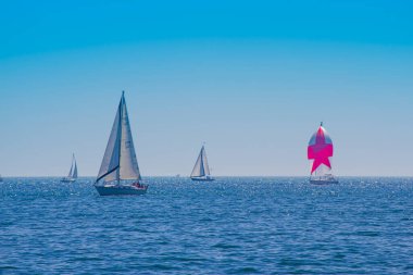Ontario, Kanada, Toronto. 20 Şubat 2021. Toronto Gölü 'nde birkaç tekne