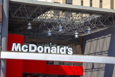 Toronto, Ontario, Kanada. Şubat, 20, 2021. Dükkanın önünde McDonald 's tabelası var..