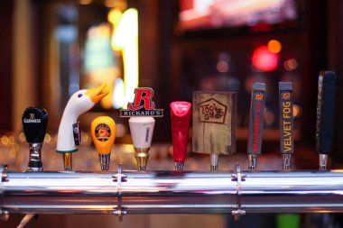 Calgary, Alberta, Kanada. Bir barda birkaç bira markası var.