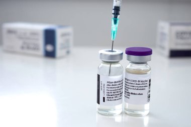 Calgary, Alberta, Kanada. 7 Mart 2021. Bir çift Pfizer şırıngayla aşılanmış..