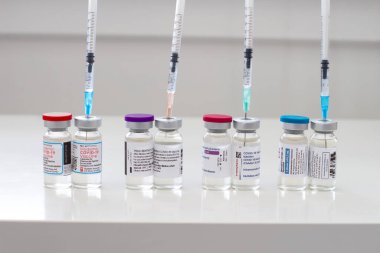 Calgary, Alberta, Kanada. 9 Mart 2021. Covid-19 Aşıları Sağlık Kanada 'sı tarafından onaylandı. Moderna, Pfizer, AstraZeneca ve Janssen. 