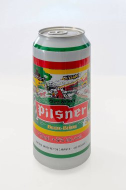 Calgary Alberta, Kanada. 18 Mart 2021. Bir kutu Old Style Pilsner 710 ml. Molson Coors Kanada 'dan Alman tarzı bira..