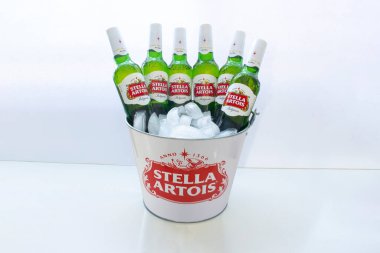 Calgary, Alberta, Kanada. 3 Mart 2021. Bir bira kovası dolusu Stella Artois bira. Beyaz arka planda buzlu bira..