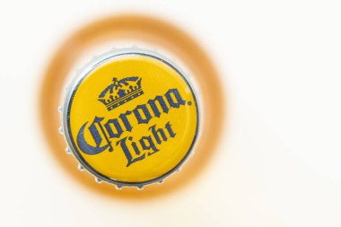 Calgary, Alberta, Kanada. 3 Mart 2021. Beyaz arka planda bir Corona hafif bira şişesinin üst görüntüsü..