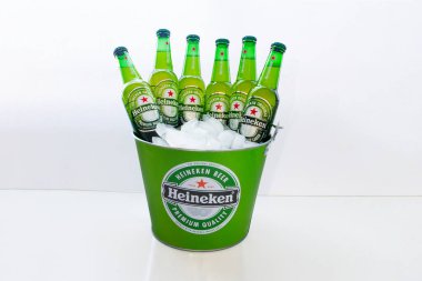 Calgary, Alberta, Kanada. 3 Mart 2021. Bir kova Heineken Lager Birası Hollanda Bira Şirketi.