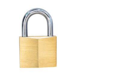 Katı Brass Anahtarlı Bir Kilit Beyaz zemin üzerinde prangalı farklı bir asma kilit.