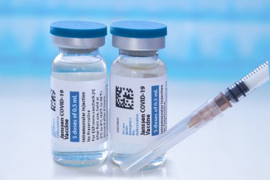 Calgary, Alberta, Kanada. 8 Nisan 2021. Şişe şişelerinde bir çift Janssen Johnson & Johnson dozu Covid-19 aşısı ve şırınga.