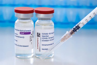 Calgary, Alberta, Kanada. 8 Nisan 2021. Şişe şişelerinde bir çift AstraZeneca dozu Covid-19 aşısı ve şırınga.