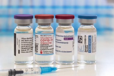 Calgary, Alberta, Kanada. 15 Nisan 2021. Bağışıklık aşısı için çeşitli Covid-19 tüpleri mevcut. Kavram: Hangi aşıyı alacağınızı seçin.