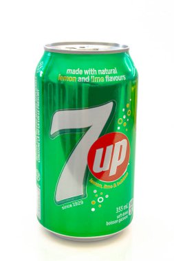 Calgary Alberta, Kanada. 1 Mayıs 2021. Bir kutu 7up Amerikan limon aromalı kafeinsiz alkolsüz meşrubat..