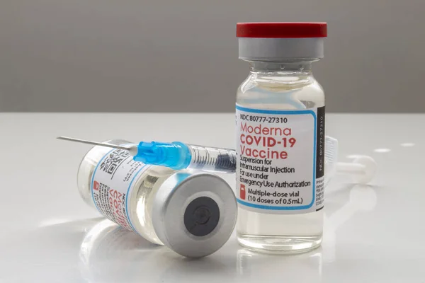 Calgary Alberto Kanada Dubna2021 Pár Injekčních Lahviček Vakcínou Moderna Covid — Stock fotografie