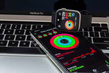 Calgary, Alberta Kanada. 7 Mayıs 2021. Fitness uygulamalı bir iPhone ve bir Apple Saati.