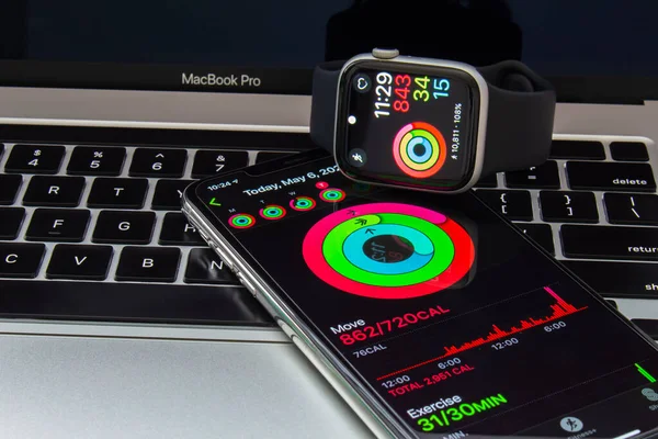 Calgary, Alberta Kanada. 7 Mayıs 2021. Fitness uygulamalı bir iPhone ve bir Apple Saati.