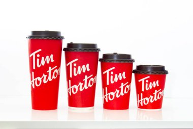 Calgary, Alberta, Kanada. 18 Mayıs 2021. Tim Hortons beyaz bir masada farklı boyutlarda kahve fincanları..