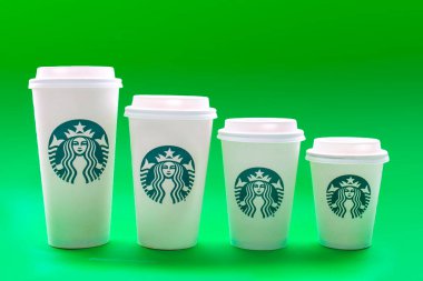 Calgary, Alberta, Kanada. 19 Mayıs 2021. Starbucks kahve fincanları yeşil arka planda farklı boyutlarda..
