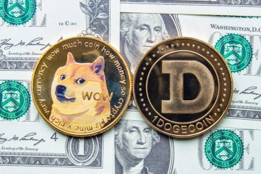 Calgary, Alberta, Kanada. 22 Mayıs 2021. Arka planda bir dolarlık banknotlar olan bir çift Dogecoin..