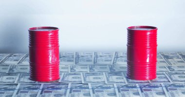 Bir çift varil petrol. Petrolün çoğu taşındığı gibi, ham petrolü taşımak için kullanılan fiziksel bir konteynır. Amerikan faturalarının üstünde. 