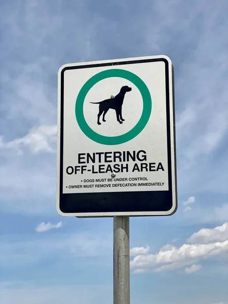 Inserisco Cartello Leash Area Cani Devono Essere Sotto Controllo Proprietario — Foto Stock