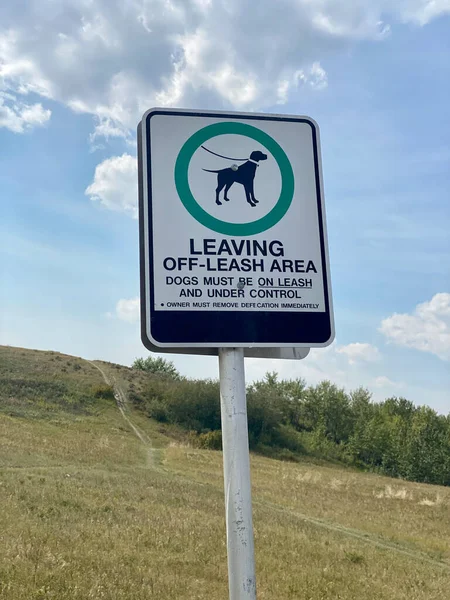 Lasciando Cartello Leash Area Cani Devono Essere Sotto Controllo Guinzaglio — Foto Stock