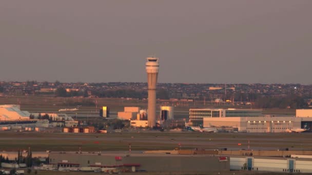 Calgary Canada Settembre 2021 Torre Controllo Dell Aeroporto Internazionale Calgary — Video Stock