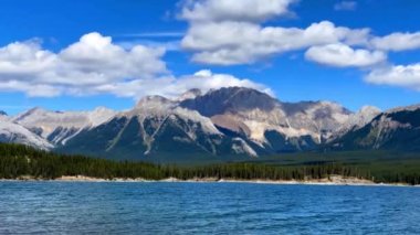 Yukarı Kannanaskis Gölü 'nün yavaş çekimleri, Peter Lougheed İl Parkı. Kanada Alberta.