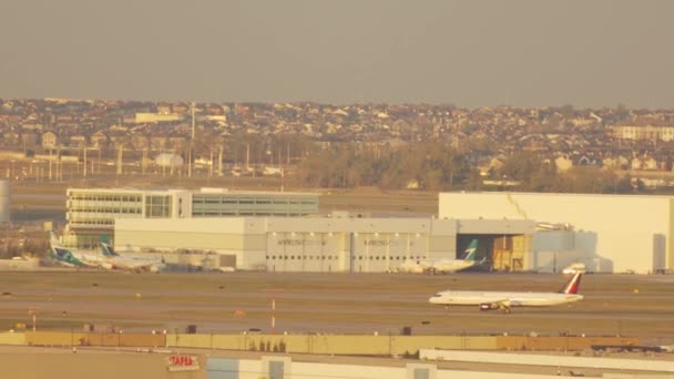 Sebuah Pesawat Air Canada Melewati Menara Kontrol Bandara Calgary — Stok Video