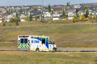 Calgary, Alberta, Kanada. Bölüm 26, 2021. Acil Tıbbi Hizmetler Ambulansı 9-1-1, sonbahar boyunca Alberta Sağlık Hizmetleri. Konsept: Ambulans sıkıntısı