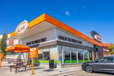 Calgary, Alberta. Kanada Sep 26, 2021. Güneşli bir günde & W Restoranları, bir fast-food restoran zinciri.