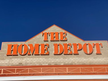Calgary, Alberta, Kanada. 21 Temmuz 2021. Güneşli bir günde bir binadaki Home Depot tabelasına yakın..