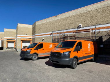 Calgary, Alberta, Kanada. 21 Temmuz 2021. Güneşli bir günde birkaç tane Home Depot teslimat kamyonu parkı..