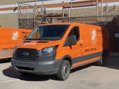 Calgary, Alberta, Kanada. 21 Temmuz 2021. Güneşli bir günde Home Depot teslimat kamyonu parkına yakın çekim.