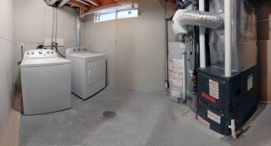 Calgary, Alberta, Kanada. 21 Temmuz 2021. Yüksek verimli bir girdap çamaşır makinesi ve çamaşır makinesi ile Bradford White Residential su ısıtıcısı ve bir Generalaire nemlendiricisi olan Goodman yüksek verimli bir fırın..