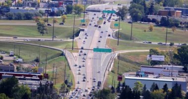 Calgary, AB, Kanada. Sep 18, 2021. John Laurie Bulvarı, McKnight Bulvarı Kuzey Calgary, Alberta 'da bulunan büyük bir doğu-batı arteriyel yoldur.