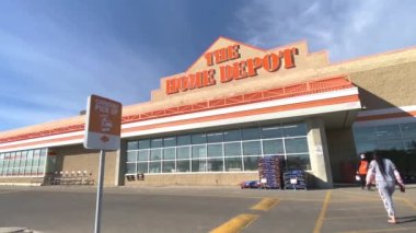 Calgary, Alberta, Kanada. Sep 23, 2021. Güneşli bir günde insanların yürüdüğü Home Depot girişine geniş görüş.