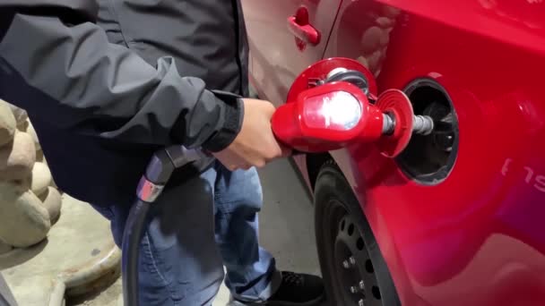 Calgary Kanada Sep 2021 Benzin Deposunun Kapağını Açan Kişi Gaz — Stok video
