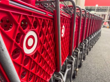 Chicago, Illinois, ABD. 12 Ekim 2025. İkonik hedef logosuyla süslenmiş uzun ve düzenli bir 