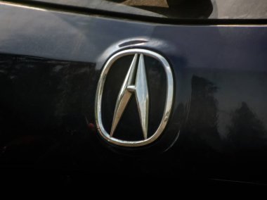 Calgary, Alberta, Kanada. 15 Ekim 2025. Parlak, gümüş renkli Acura araba amblemi, lüks, hassas mühendislik ve otomotiv markasını sembolize ediyor..