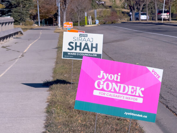 Калгари, Альберта, Канада. 16 октября 2025 года. На обочине дороги стоят подписи "Йоти Гондек на пост мэра Калгари" и "Сирадж Шах, советник района 3", отражающие местные выборы.