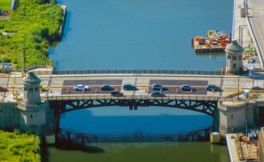 Chicago, Illinois, ABD. 17 Ekim 2025. Havadan bakıldığında, su üzerinde hareketli bir köprü, kentsel altyapı, ulaşım ve şehir hayatının akışının vurgulandığı görülüyor..