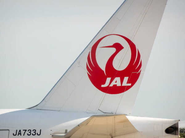 Chicago, Illinois, USA. Oct 15, 2025. The iconic red Tsurumaru logo graces the tail fin of a Japan Airlines (JAL) aircraft, showcasing its elegant brand in aviation.