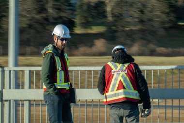 Calgary, Alberta, Kanada. Kasım 1, 2025. Siyah modifiye edilmiş Toyota Tacoma, bir banliyö caddesinde park edilmiş, vinç tamponu, şnorkel, çatı rafı ve geniş off-road lastikleri var.