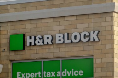 Calgary, Alberta, Kanada. 1 Kasım 2025. Yeşil logo ve kısmi 