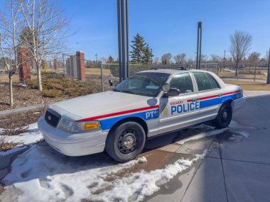 Calgary, Alberta, Kanada. 2 numara, 2025. Calgary Polisi Victoria devriye arabası, spot ışıkları ve çatı lambası açık bir kış gününde kar altında park etmiş..