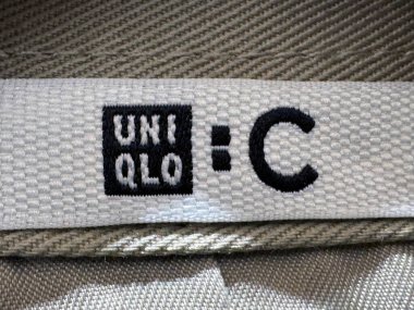 Calgary, Alberta, Kanada. 2 numara, 2025. UNIQLO etiketinin bej köşeli kumaşa dikilmiş 