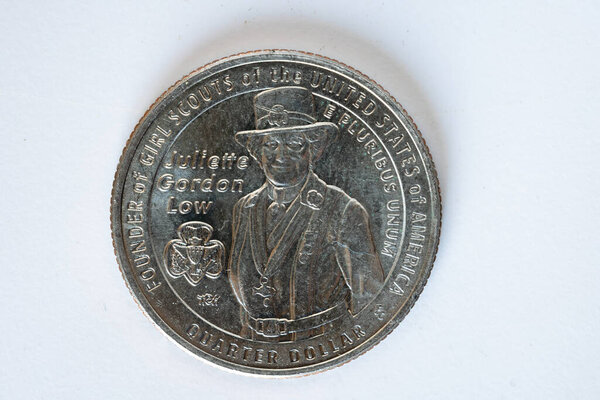 Крупным планом Джульетты Гордон на четверть лицевая сторона, изображающая ее портрет, эмблему девочек-скаутов и окружающие надписи.