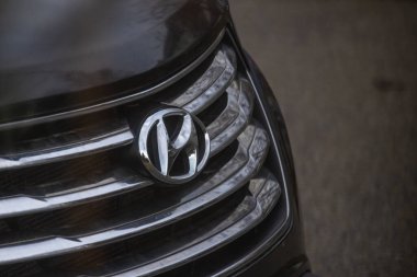 Calgary, Alberta, Kanada. 8 Kasım 2025. Parlak siyah Hyundai ön ızgarası krom yatay levhaları ve merkezi Hyundai amblemini yansıtan çevreyi gösteriyor..